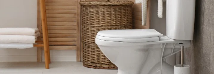 Toilette in einem Badezimmer