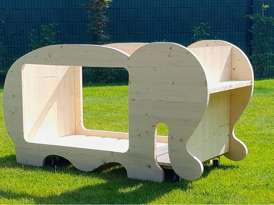 Holzrahmen eines Spielhauses in Elefantenform