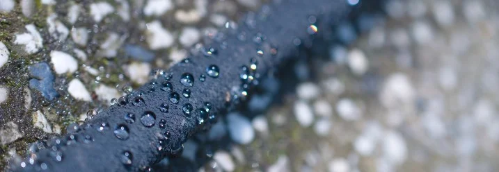 Wasserschlauch mit Wassertropfen