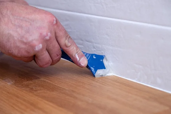 Hand versiegelt Fuge mit Silikonfuge