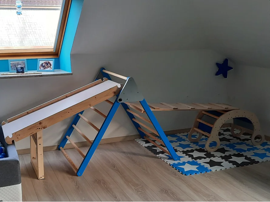 Hölzernes Klettergerüst mit Rutsche