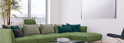Modernes Wohnzimmer mit grüner Couch
