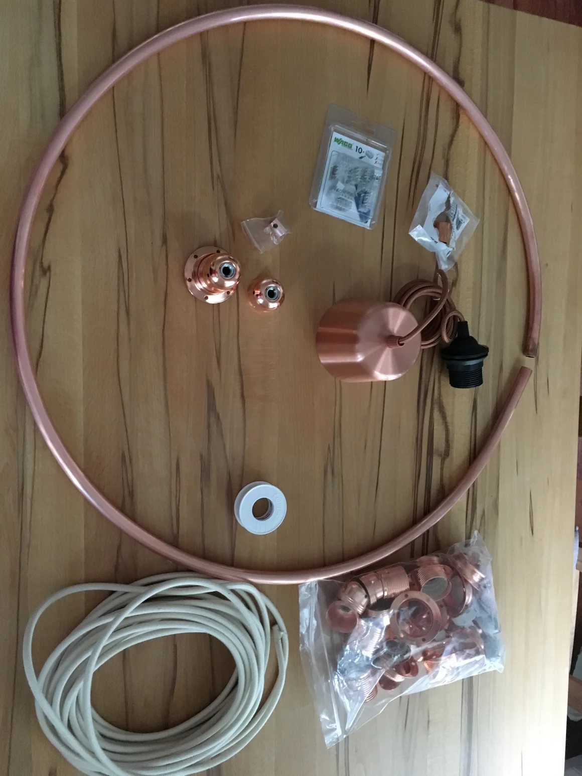 Kupferrohr, Kabel und Lampenteile auf einem Tisch