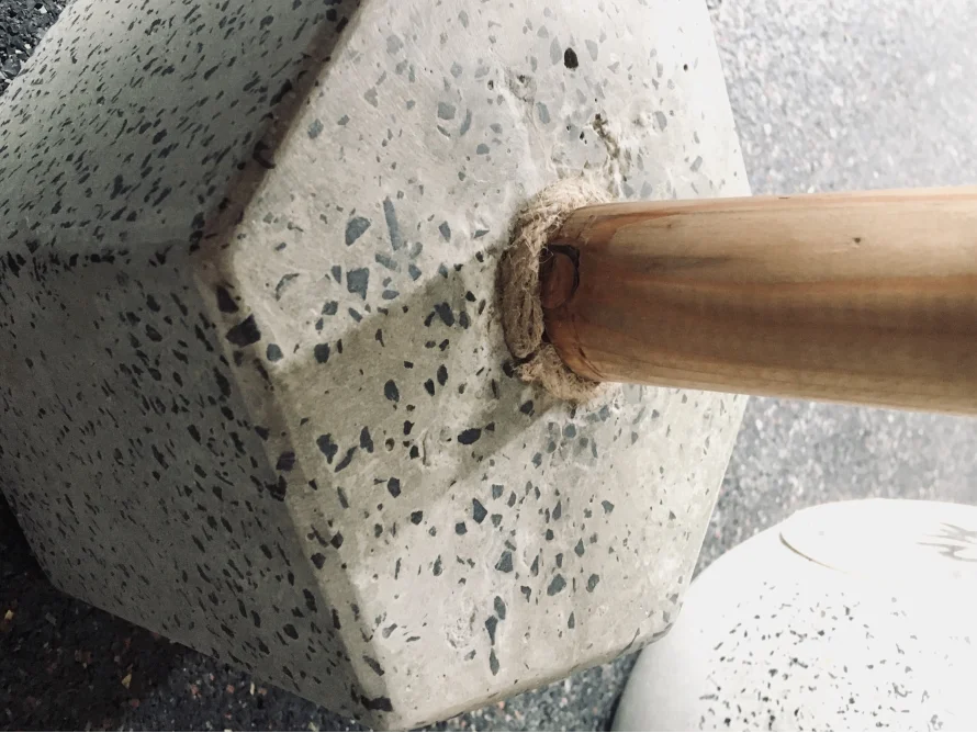 Holzbalken an Betonecke befestigt