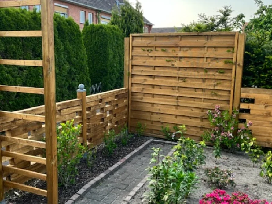 Garten mit Holzzaun und -rankgitter