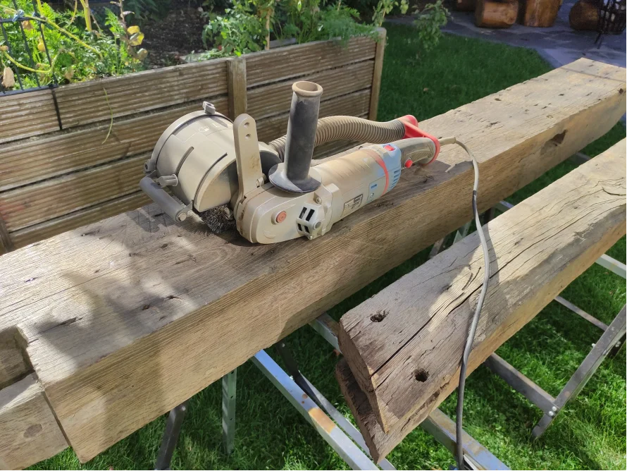 Winkelschleifer auf Holzbalken