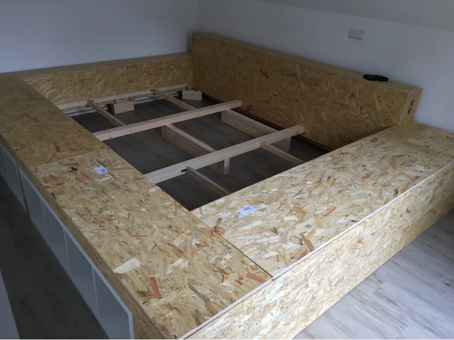 Bettgestell aus Holz