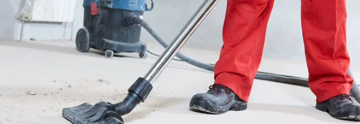 Untergrund mit Staubsauger reinigen