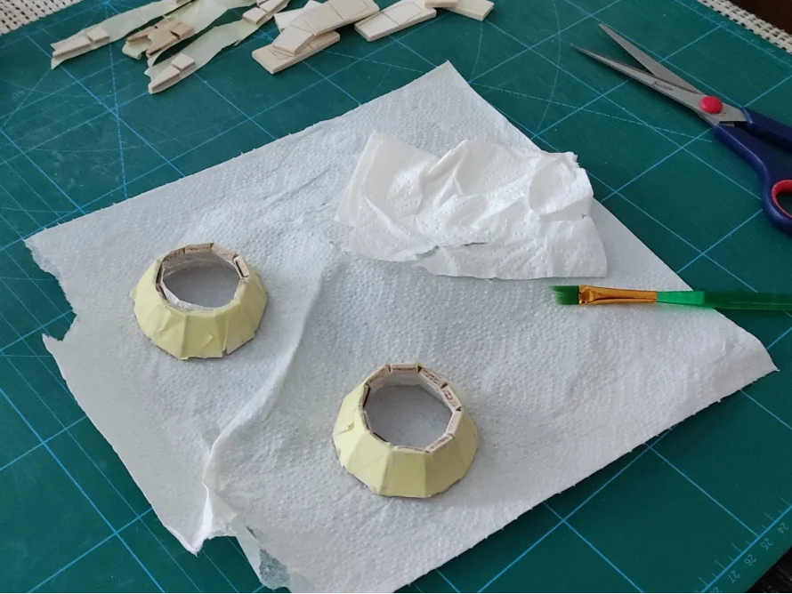 Zwei runde Werkstücke mit Klebeband fixiert