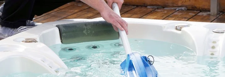 Person reinigt Whirlpool