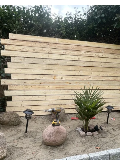 Gartenzaun aus Holz während des Baus