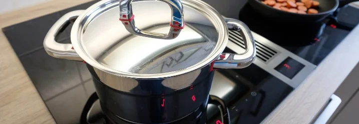 Ein Topf mit Deckel auf einem Herd.