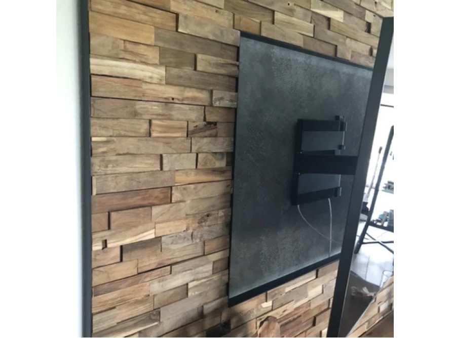 TV an Holzwand montiert