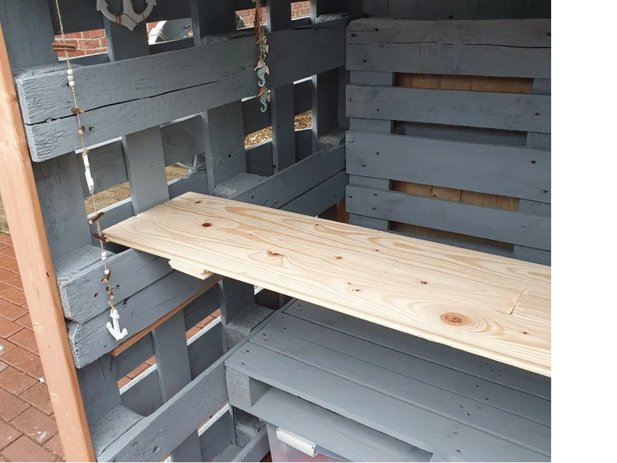 Holzregal im Bau