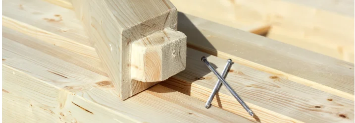 Holzbalken und Schrauben