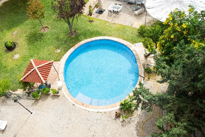 Runder Pool im Garten