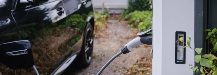 Elektroauto lädt an Ladestation