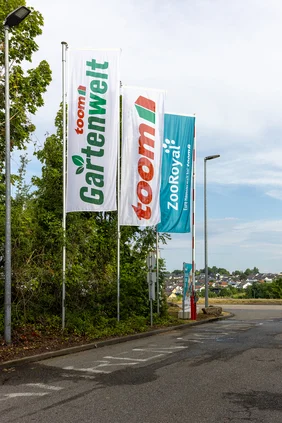 Bild dreier Fahnen vor toom Baumarkt: Gartenwelt, toom, ZooRoyal