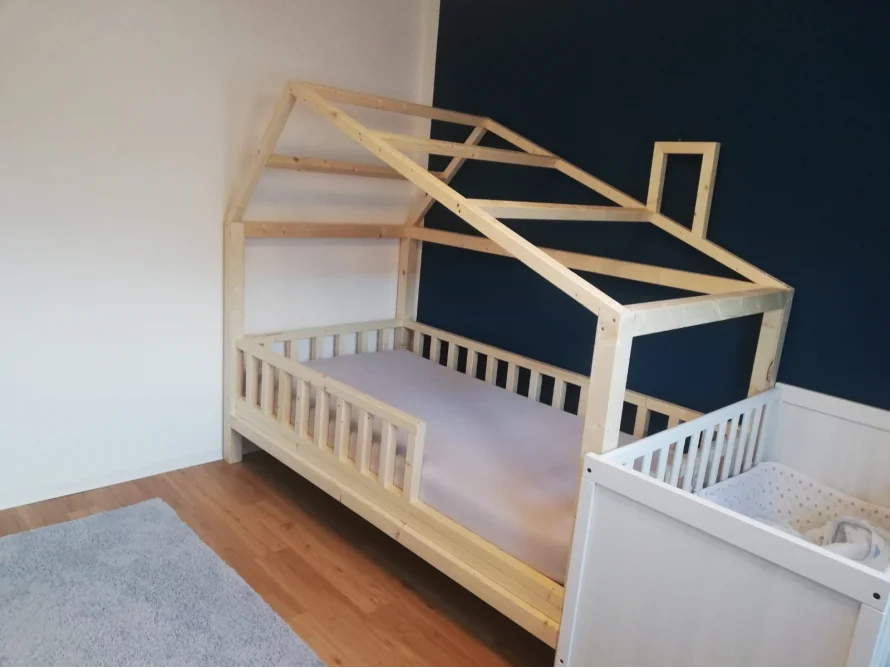 Kinderbett aus Holz in Form eines Hauses