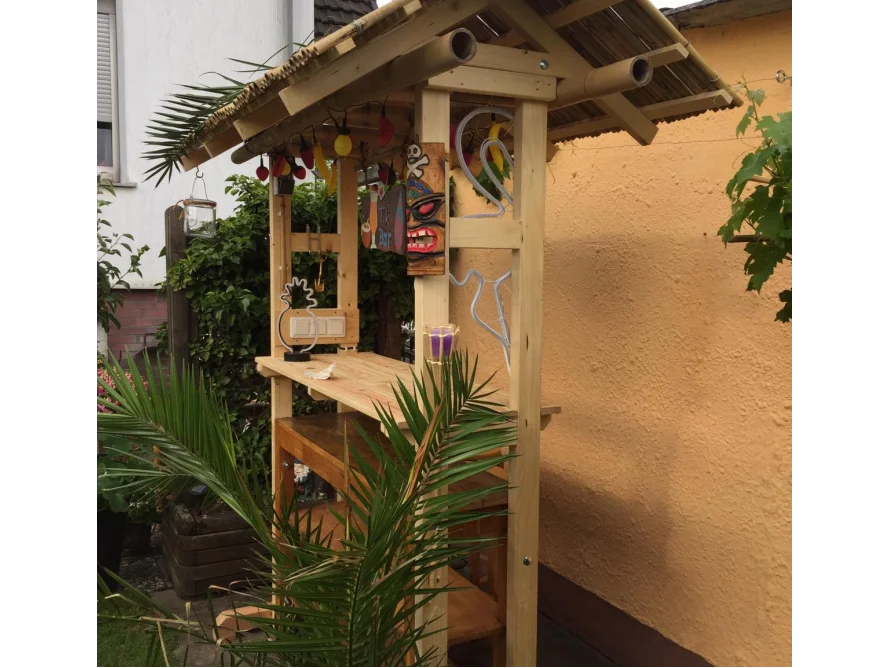 Selbstgebaute Bar im Garten