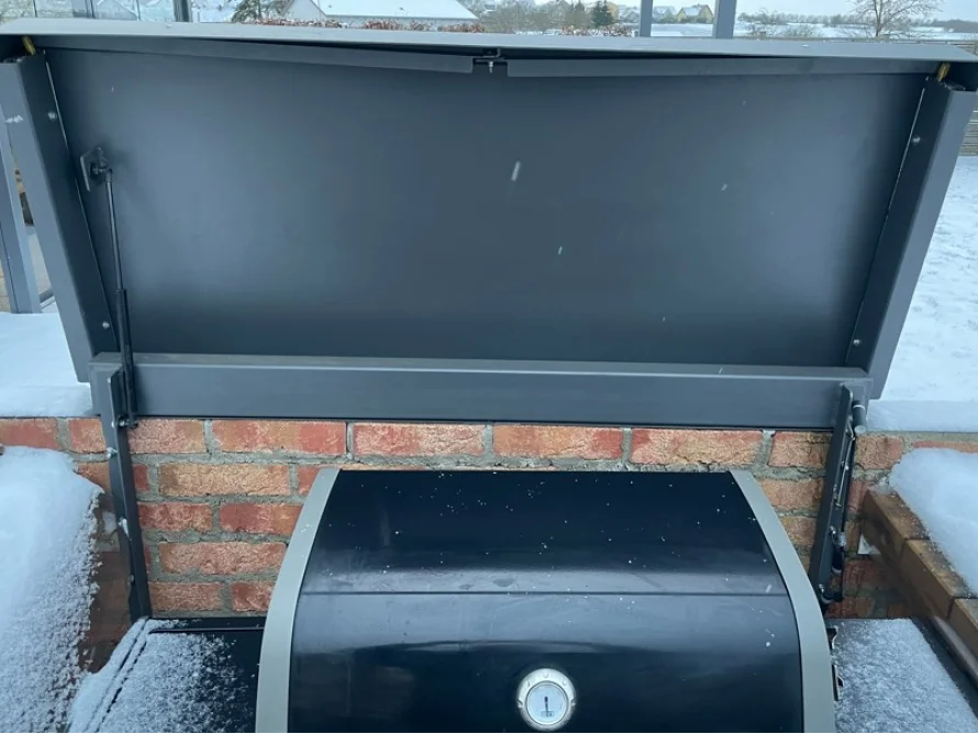 Geöffneter Grill mit Haube