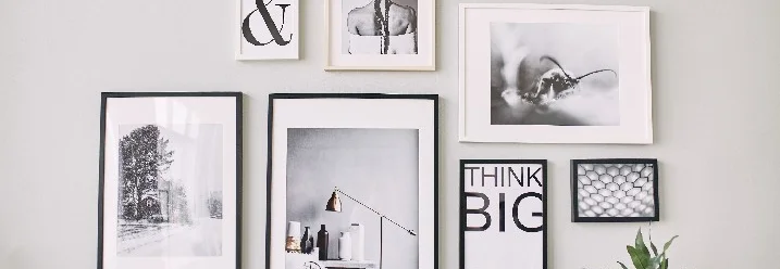 Bilderwand mit Schwarzweißfotos