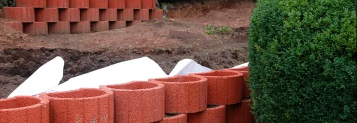 Rote Pflanzsteine im Garten