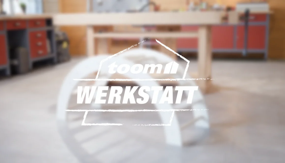 Unscharfe Werkstatt. Logo der toom Werkstatt