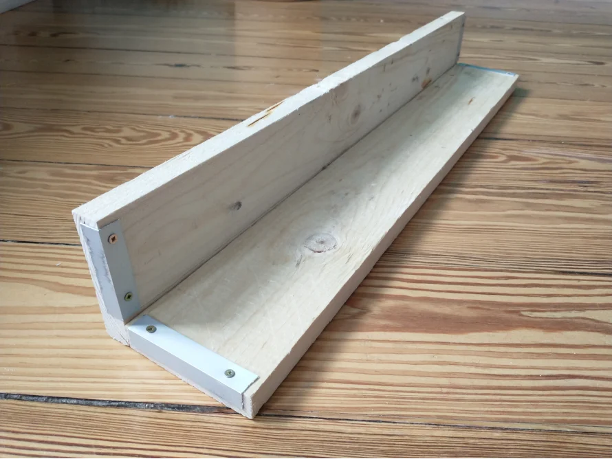 Holzregal mit Metallwinkeln