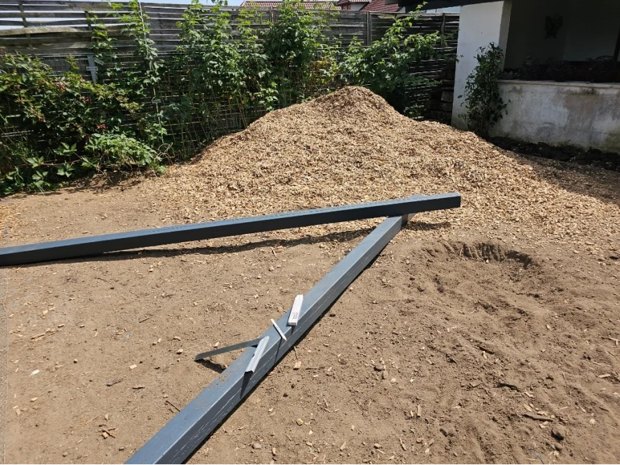 Holzbalken und Sägespäne auf Erde