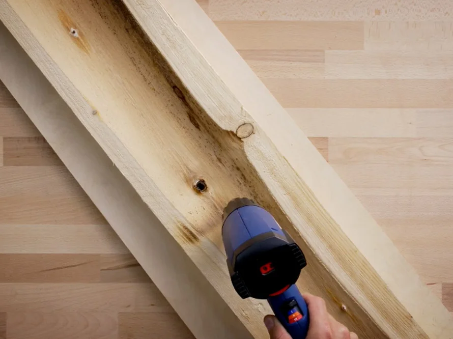 Heißluftföhn bearbeitet Holz