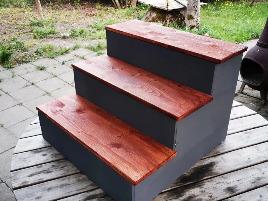 Kleine Holztreppe mit drei Stufen