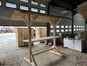 Holzstand mit Dach