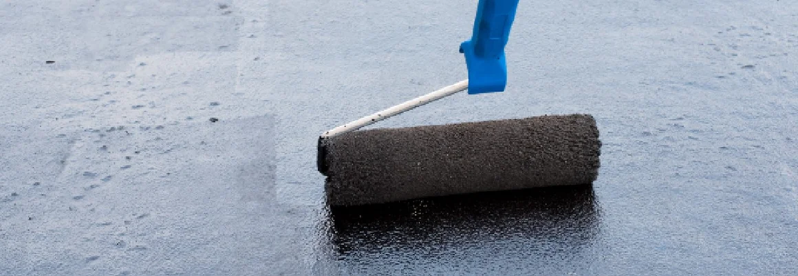 Farbroller auf frischem Asphalt