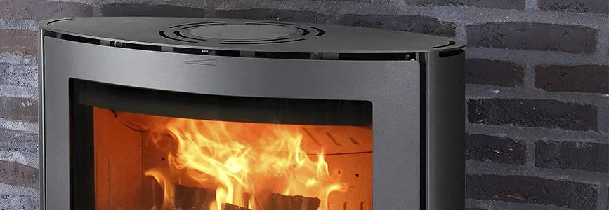 Moderner Kamin mit brennendem Feuer