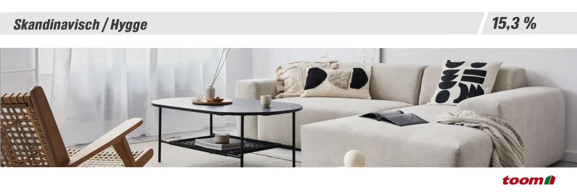 Modernes Wohnzimmer im skandinavischen Stil mit Sofa und Couchtisch.