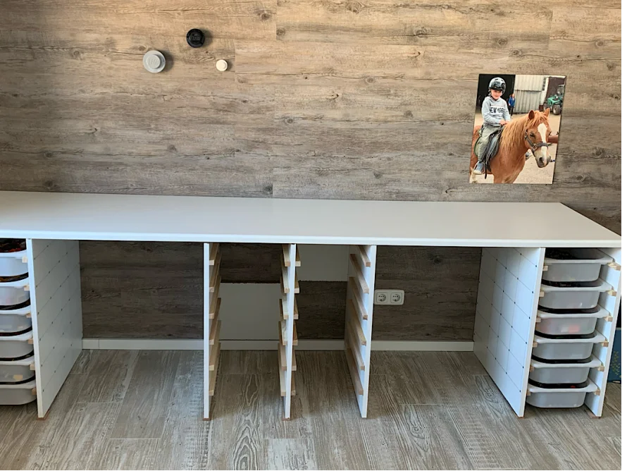 Weißer langer Schreibtisch mit Aufbewahrung