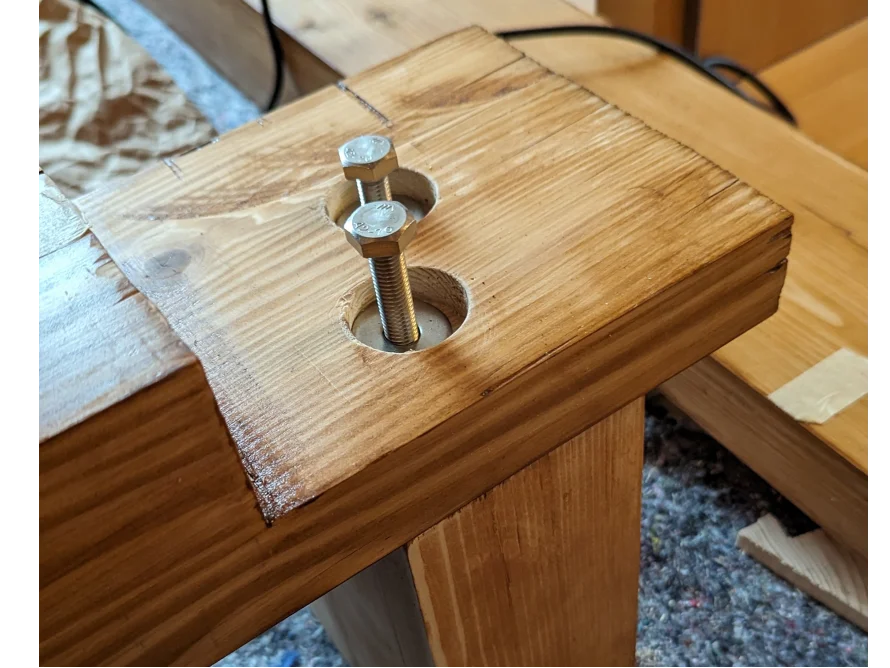 Holzbalken mit Schrauben
