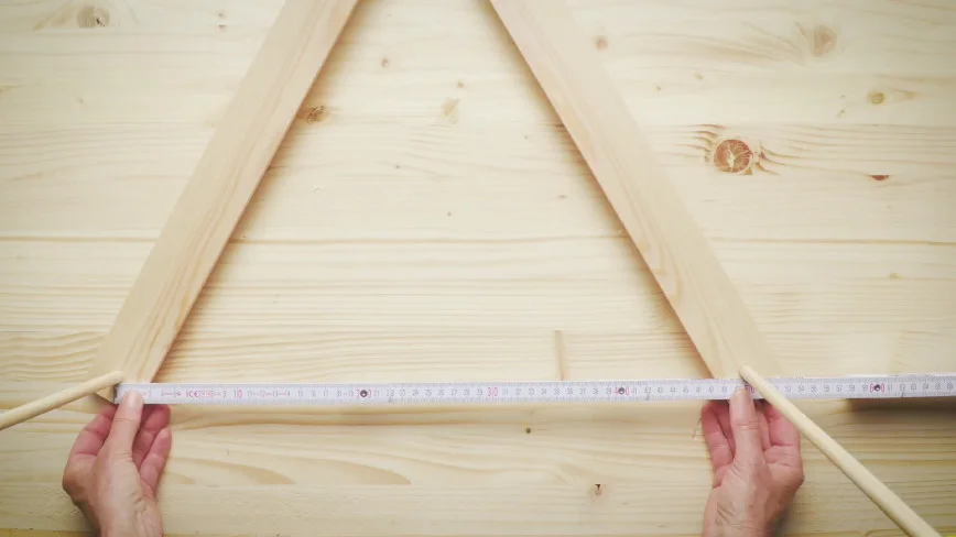 Holzrahmen mit Zollstock ausmessen