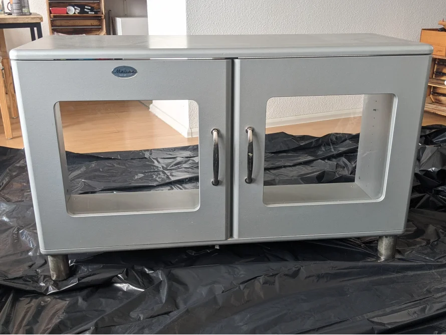 Silberner Schrank mit Glastüren