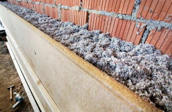 Einblasdämmung zwischen Mauer und Wand