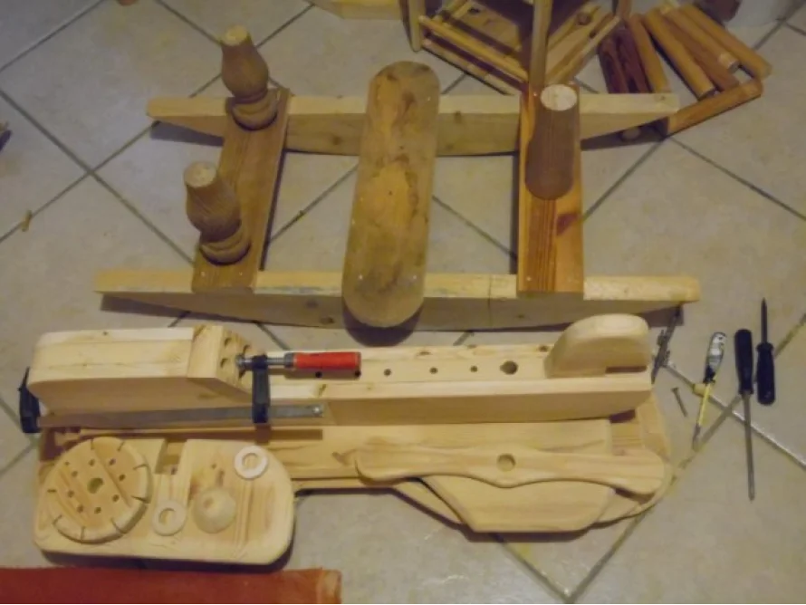 Holzspielzeug mit Zwinge