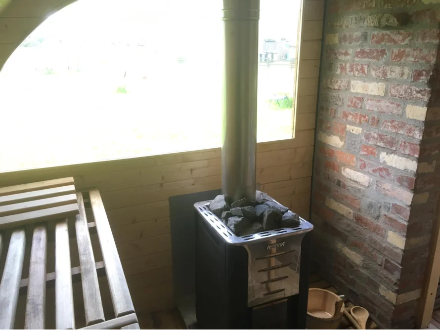 Innenansicht einer Sauna mit Ofen