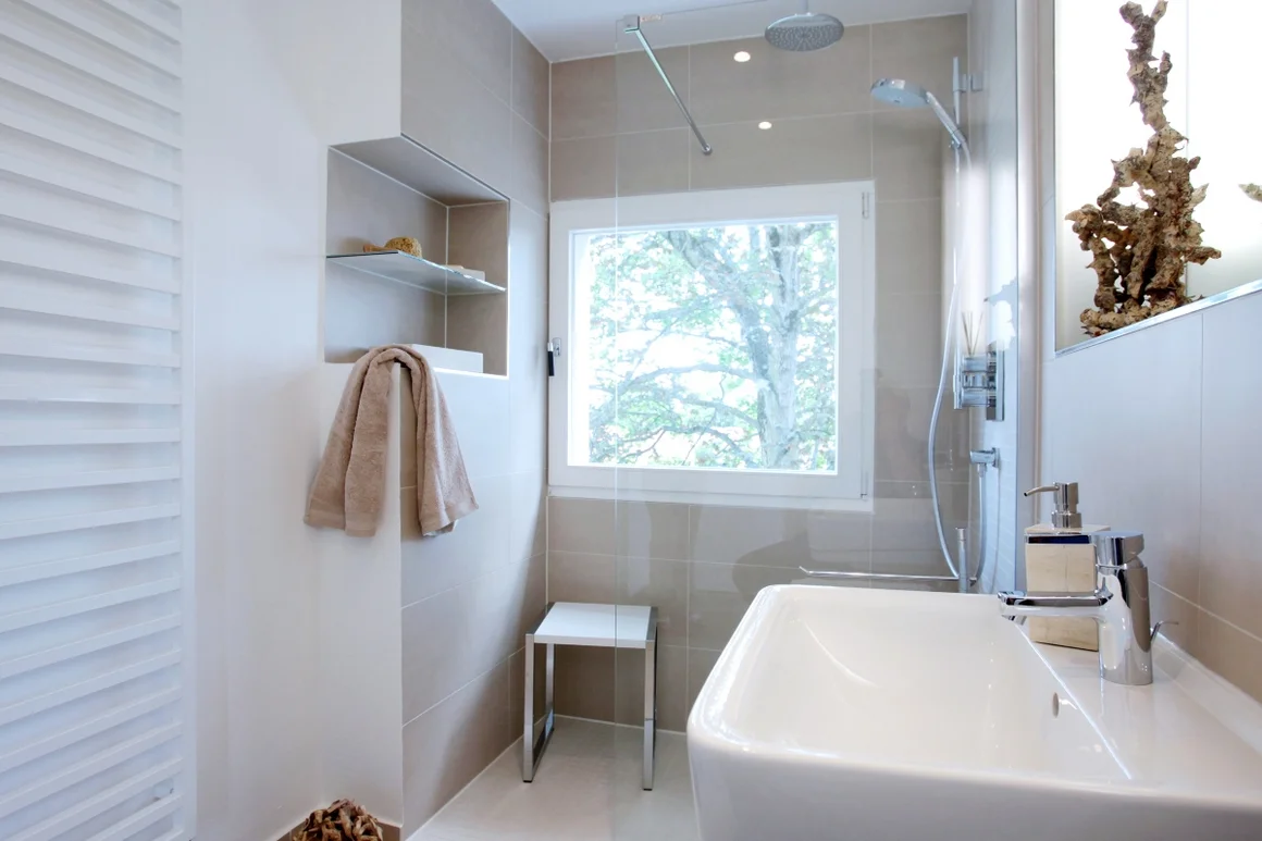 Modernes Badezimmer mit Fenster