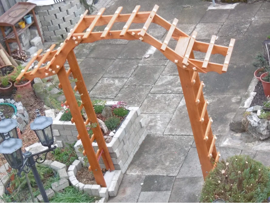 Holzgerüst im Garten
