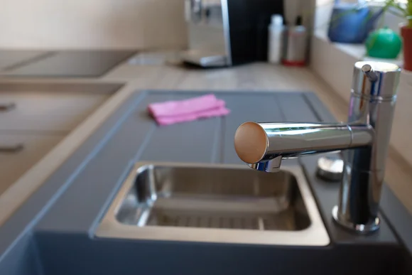 Moderne Küchenspüle mit Wasserhahn.