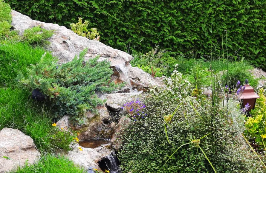Kleiner Wasserfall im Garten