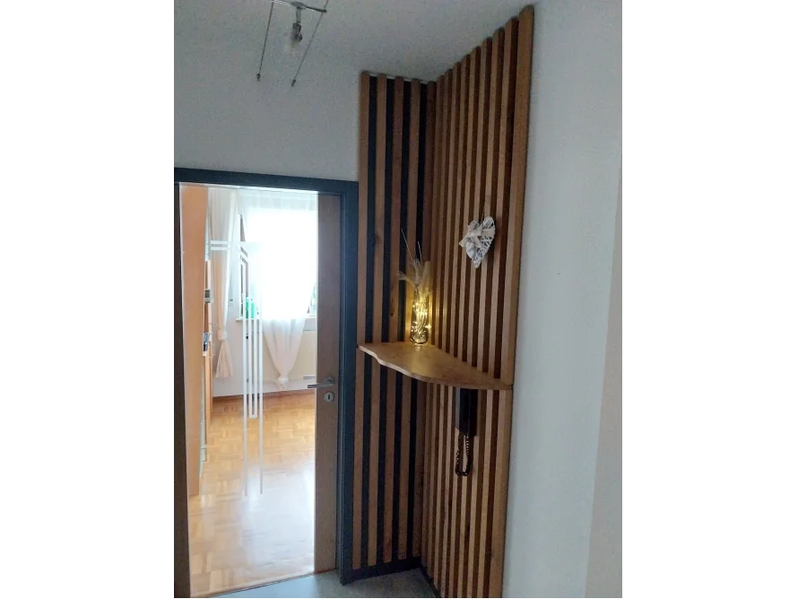 Einrichtung eines Hausflurs mit Holz