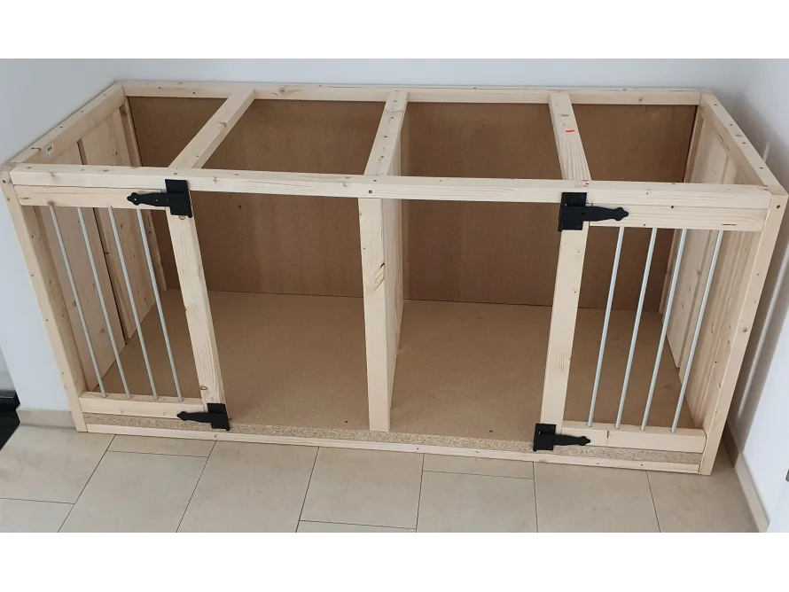 Hundebox aus Holz mit drei Abteilen
