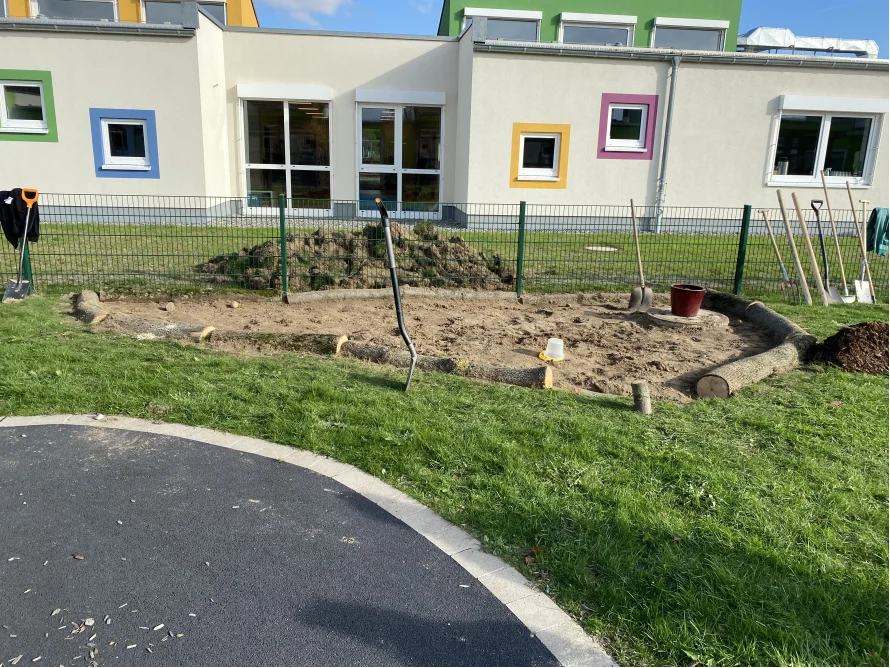 Sandkastenbau mit Baumstämmen